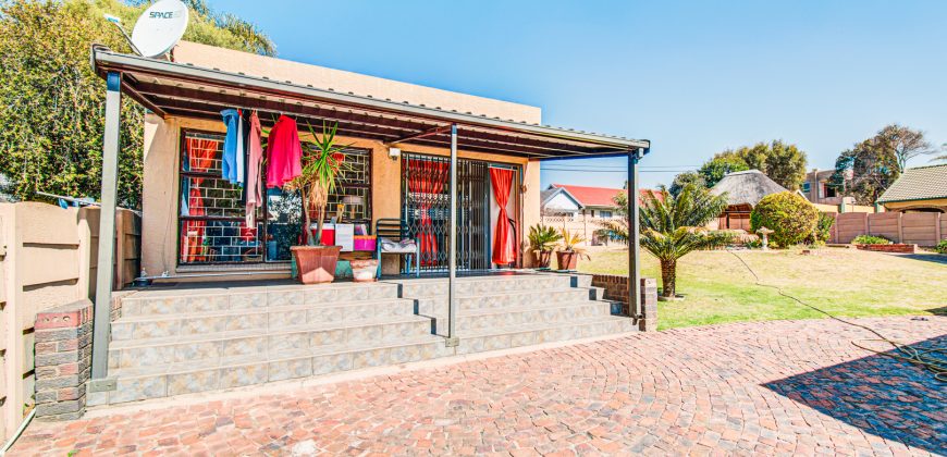 Spacious Modern 3 Bedroom Home in Norkem Park