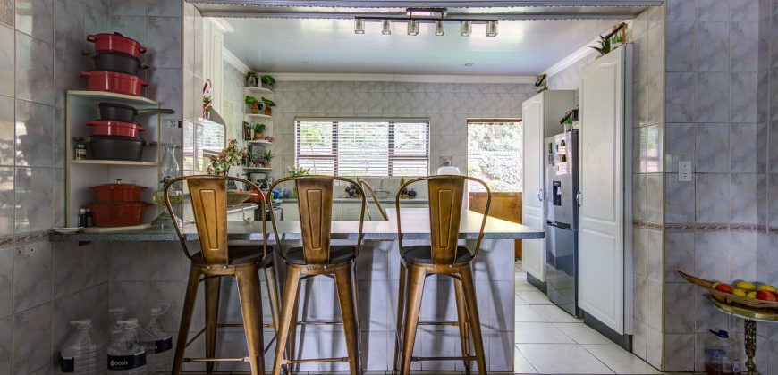 LUXURIOUS 4 BEDROOMS, 3 LOUNGES, PATIO AND COVERED LAPA, LAUNDRY 2 AND 1/2 BATHROOM WITH A BOREHOLE!!!!!