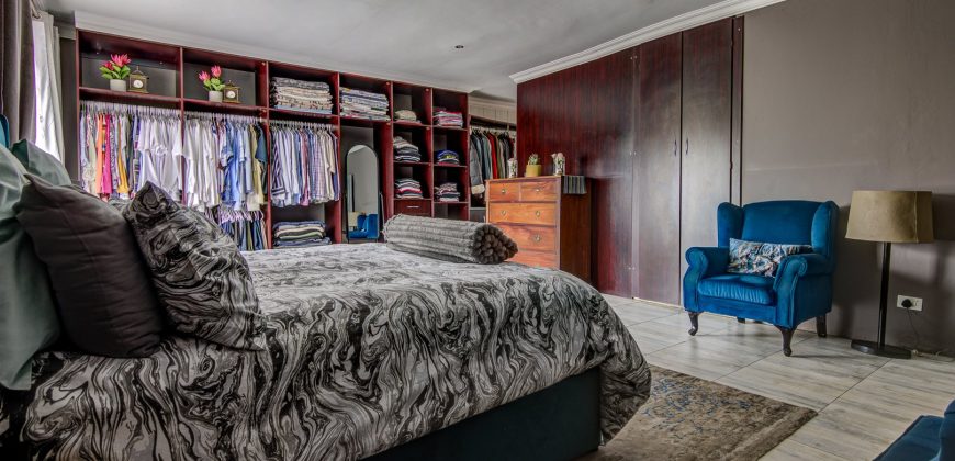 LUXURIOUS 4 BEDROOMS, 3 LOUNGES, PATIO AND COVERED LAPA, LAUNDRY 2 AND 1/2 BATHROOM WITH A BOREHOLE!!!!!