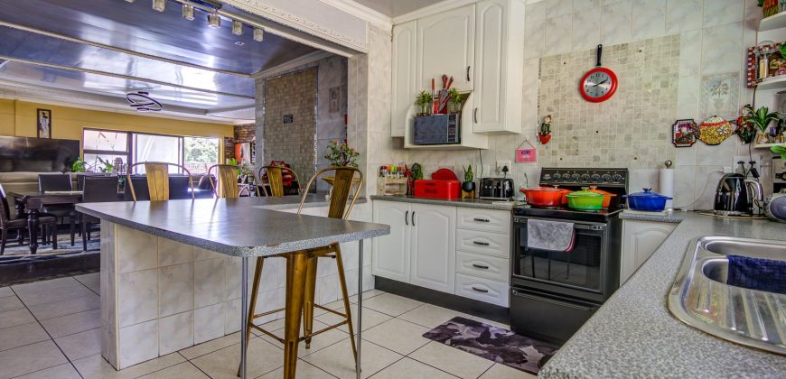 LUXURIOUS 4 BEDROOMS, 3 LOUNGES, PATIO AND COVERED LAPA, LAUNDRY 2 AND 1/2 BATHROOM WITH A BOREHOLE!!!!!