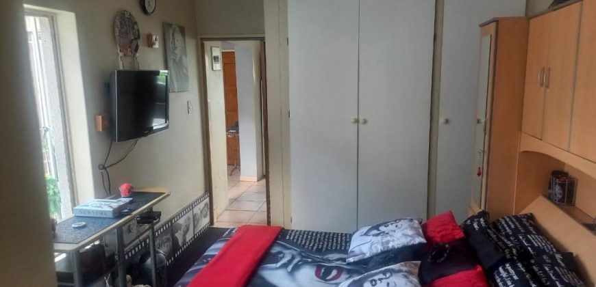 4 BEDROOMS FOR SALE IN KEMPTON PARK