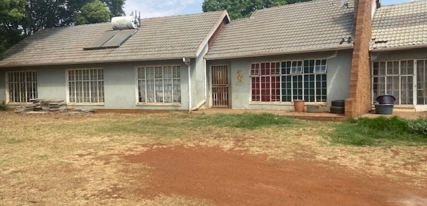 Nestled in a tranquil neighborhood of Clayville, Olifantsfontein. This charming home present an inviting retreat for those seeking comfort and convenience