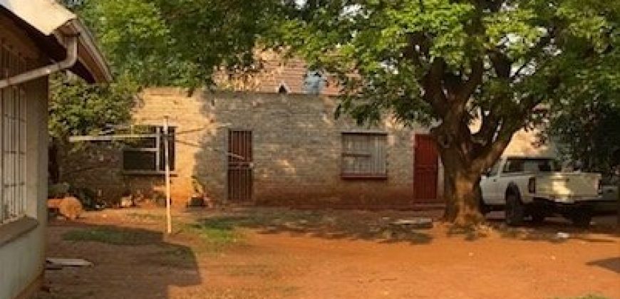 Nestled in a tranquil neighborhood of Clayville, Olifantsfontein. This charming home present an inviting retreat for those seeking comfort and convenience