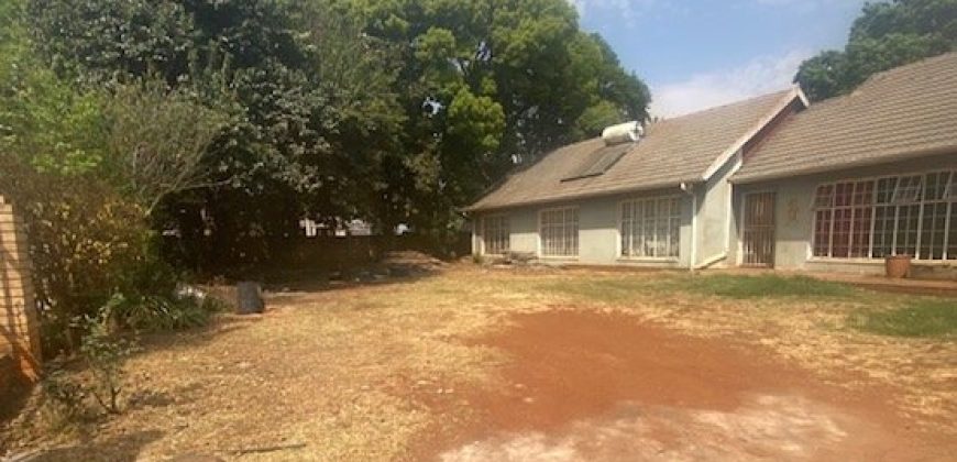 Nestled in a tranquil neighborhood of Clayville, Olifantsfontein. This charming home present an inviting retreat for those seeking comfort and convenience