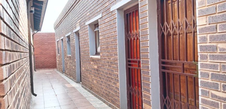 BEAUTEOUS 3 BEDROOM HOUSE 2 BATHROOM