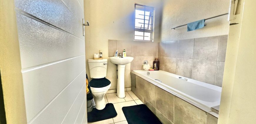 3-bedroom house in a gated community. Why pay someone’s bond?!!