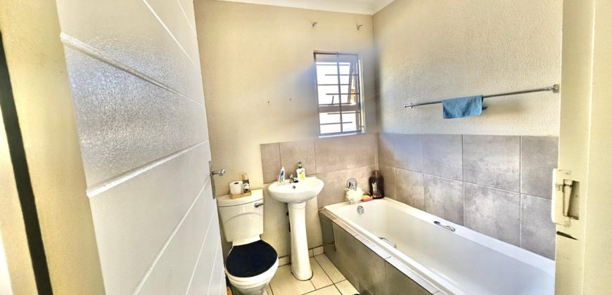 3-bedroom house in a gated community. Why pay someone’s bond?!!