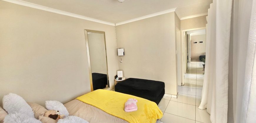 3-bedroom house in a gated community. Why pay someone’s bond?!!