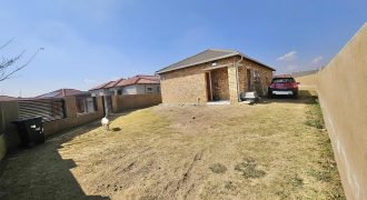 3-bedroom house in a gated community. Why pay someone’s bond?!!