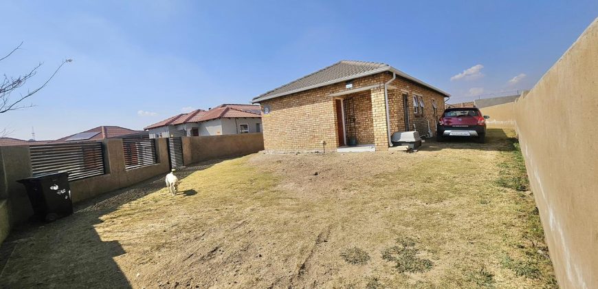 3-bedroom house in a gated community. Why pay someone’s bond?!!