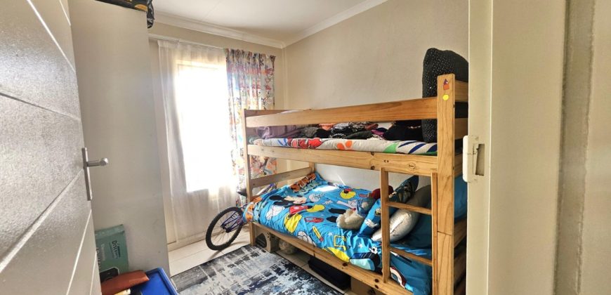 3-bedroom house in a gated community. Why pay someone’s bond?!!