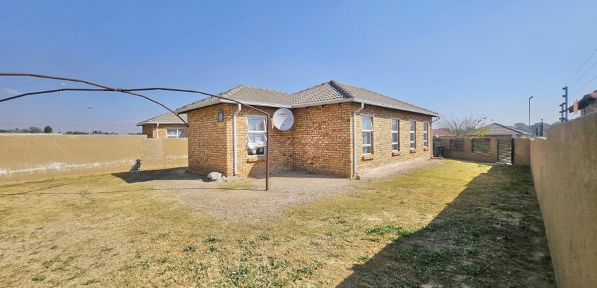 3-bedroom house in a gated community. Why pay someone’s bond?!!