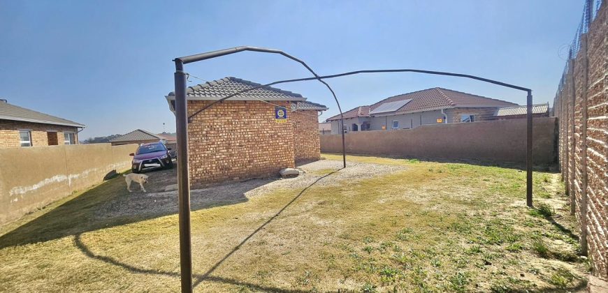 3-bedroom house in a gated community. Why pay someone’s bond?!!